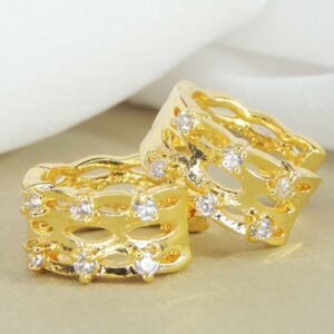 Brinco Argola Trabalhada Vazada com 4 Zircônias Banhado em Ouro 18k