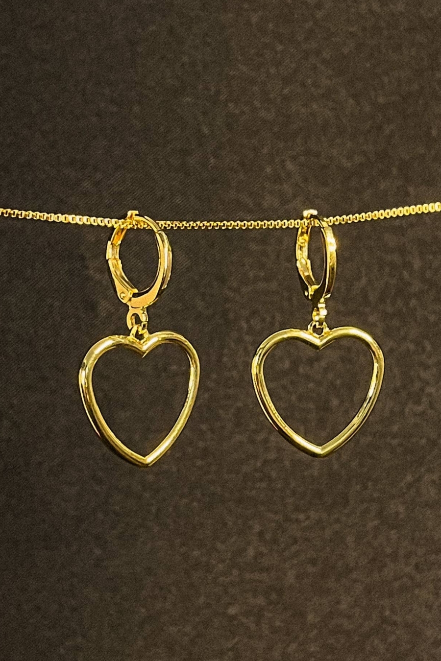 Brinco Argolinha com Coração Médio Vazado Banhado em Ouro 18k