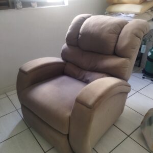 Poltrona Reclinável Usada em Tecido Suede Bege – Muito Confortável